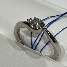 【YUKIZAKI BRIDAL(ユキザキブライダル)の口コミ】 人と被らないデザインに惹かれ、決定したそうです。
ストレートデザインが…