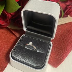 【GALA JEWELRY(ガラジュエリー)の口コミ】 ダイヤの輝きが良く、鑑定書まで付いているのが良かったです。
デザインは…