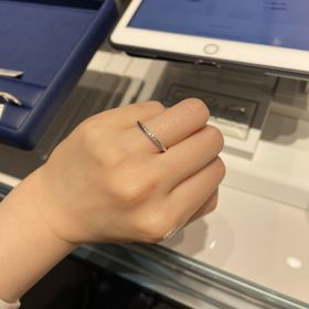 【銀座ダイヤモンドシライシの口コミ】 流れるようなデザインが、キレイで選びました。指が長く細く、きれいに見…
