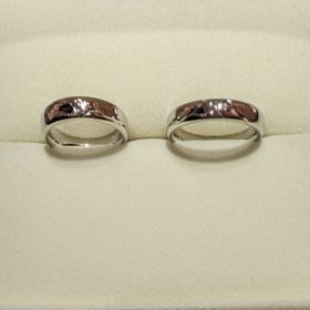 【ケイウノ ブライダル(K.UNO BRIDAL)の口コミ】 指輪の形は既成、表面に彫っていただくデザインをオーダーメイドで作って…