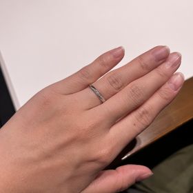 【ラザール ダイヤモンド(LAZARE DIAMOND)の口コミ】 派手ではないですが、しっかりとダイヤの輝きが分かる点がいいなと思いま…