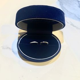 【Something Blue(サムシングブルー)の口コミ】 シンプルで着け心地がよく、プラチナ製で毎日使いやすく、ダイヤの品質が…