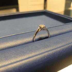 【銀座ダイヤモンドシライシの口コミ】 シンプルながら、少し遊びがあり、高さもあるデザインで探していたところ…