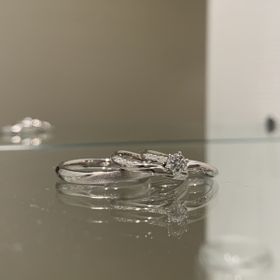 【銀座ダイヤモンドシライシの口コミ】 ウェーブのデザインが指を細く、長く見せてくれるためこちらにしました。…