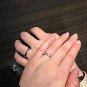 【COLANY(コラニー)の口コミ】 彫刻も迷いましたが、イニシャルとハートと日付を入れてもらいました！

…