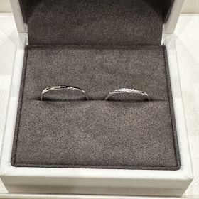 【1122 iifuufu bridal(いい夫婦ブライダル)の口コミ】 さりげなくダイヤがあしらってあり、見せて貰ったどれよりも指が華奢に見…