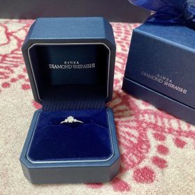 【銀座ダイヤモンドシライシの口コミ】 お花のようなデザインがとても可愛いです。ダイヤモンドがとにかくキラキ…