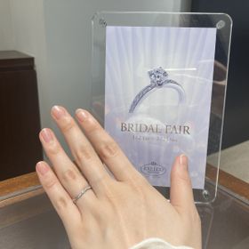 【エクセルコダイヤモンド(EXELCO DIAMOND)の口コミ】 デザインが気に入りました。婚約指輪が柔らかなV字のものだったので、重ね…