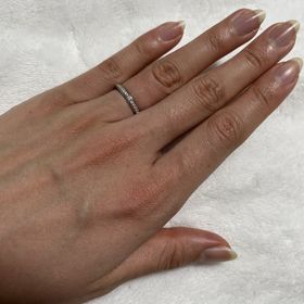 【ラザール ダイヤモンド(LAZARE DIAMOND)の口コミ】 シンプルなデザインと迷いましたが、ハーフエタニティの豪華さに惹かれ選…
