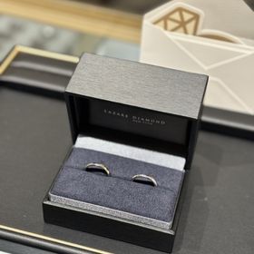 【ラザール ダイヤモンド(LAZARE DIAMOND)の口コミ】 お互い中央にながれるようなラインが入っていてシンプルすぎません。ハー…