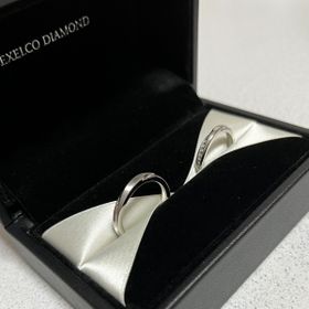 【エクセルコダイヤモンド(EXELCO DIAMOND)の口コミ】 新郎側はマットでかっこいい。シンプルでありながら斜めにクロスした形状…
