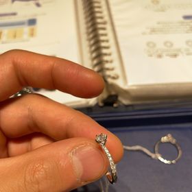 【銀座ダイヤモンドシライシの口コミ】 Ｖ型のサイドにダイヤがあるイメージで、
尚且つプロポーズのためだけでな…