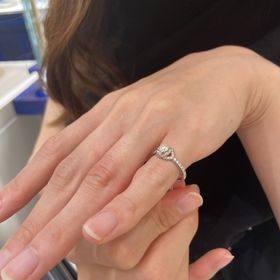 【ショーメ(CHAUMET)の口コミ】 ダイヤの周囲にデザインがあるので、実際のカラットより大きく華やかに見…