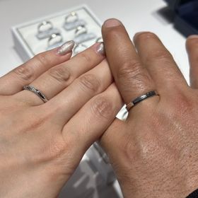 【エクセルコダイヤモンド(EXELCO DIAMOND)の口コミ】 ダイヤが3連になっており、さほどゴージャス過ぎず、主張しすぎず、一生つ…