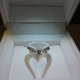 【STAR JEWELRY(スタージュエリー)の口コミ】 色々な指輪を試着してみたところ、リングの形は、正面部分が下にカーブし…