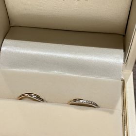 【宝寿堂(ほうじゅどう)の口コミ】 プラチナとピンクゴールドの組み合わせで、細身のウェーブデザイン。
派手…