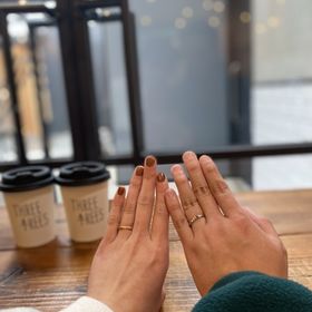 【THREE TREES(スリーツリーズ)の口コミ】 指輪のデザインはこの先ずっと身に付けられるように、シンプルにまた色は…