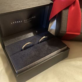 【ラザール ダイヤモンド(LAZARE DIAMOND)の口コミ】 滑らかな素材で着け心地が満点です。シンプルなデザインなので、長く付け…