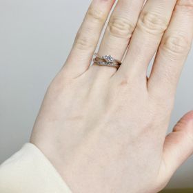 【HOSHI no SUNA 星の砂(ほしのすな)の口コミ】 婚約指輪と結婚指輪を一緒に着用した時に、指が綺麗に見えるデザインが気…