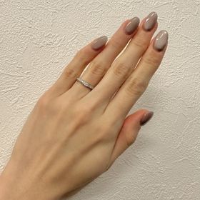 【エクセルコダイヤモンド(EXELCO DIAMOND)の口コミ】 ほんの少しV字になっていて、婚約指輪との重ね付けが綺麗なハーフエタニテ…