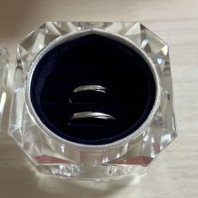 【4℃ BRIDAL(ヨンドシーブライダル)の口コミ】 シンプルで仕事中などつけていても問題ないような
指輪が欲しく旦那に購入…