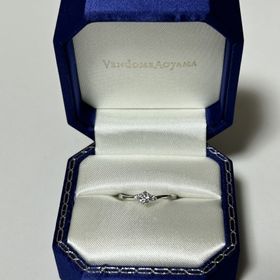 【ヴァンドーム青山(VENDOME AOYAMA)の口コミ】 サイドストーンがより一層センターのダイヤモンドを際立たせていて、女性…
