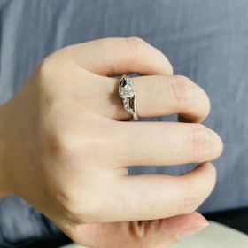 【アイプリモ(I-PRIMO)の口コミ】 他とあまり被らない婚約指輪を探しており、サイドにもダイヤが散りばめら…