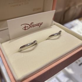 【ケイウノ ブライダル(K.UNO BRIDAL)の口コミ】 手と手を重ねたようになっているデザインでV字になっているので指が長く見…