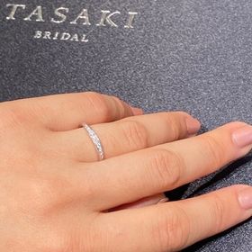 【TASAKI(タサキ)の口コミ】 細めのウェーブです。ハーフエタニティにも憧れがあったので、こちらの指…