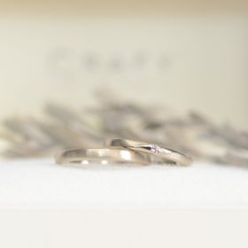 【CRAFY(クラフィ)の口コミ】 ギラギラしすぎないホワイトゴールドを選択。表面加工はヘアライン。
内側…