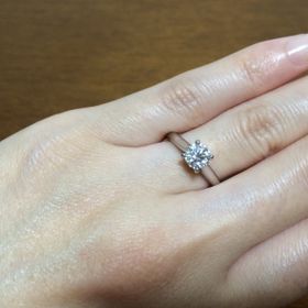 【カルティエ(Cartier)の口コミ】 婚約者と一緒に、色んなブランドの指輪を試着させて頂いて最後の方にカル…