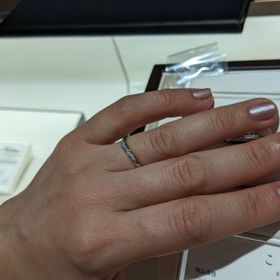 【俄(にわか)の口コミ】 指が細めなのと付け心地が気にならないように、細めのウェーブで指輪を探…