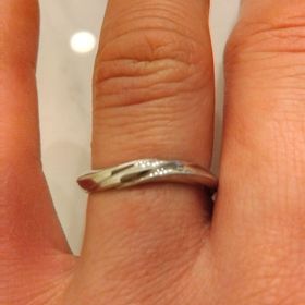 【銀座ダイヤモンドシライシの口コミ】 指輪のデザイン性が豊富で2人の気に入ったのを選ぶ事が出来ました。
デザ…