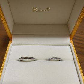 【ケイウノ ブライダル(K.UNO BRIDAL)の口コミ】 妻のリングはつけたときに見える部分全体がきらびやかに見えるやうにダイ…