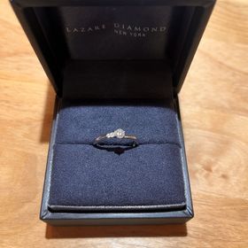 【ラザール ダイヤモンド(LAZARE DIAMOND)の口コミ】 一つのダイヤだけでなく、リングの片側にもダイヤが付いている点がこだわ…