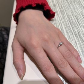 【TRECENTI(トレセンテ)の口コミ】 一番の決め手は指輪が細かったことです。
わたしは指が4号と細いので、似…