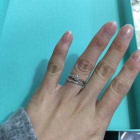 【銀座ダイヤモンドシライシの口コミ】 ダイヤが20石入っています。まっすぐなラインに下から上に斜めに石が入っ…