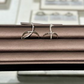 【アイプリモ(I-PRIMO)の口コミ】 ウェーブのシンプルなリングです。男性用は石のないシンプルなリングで付…