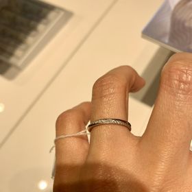 【銀座ダイヤモンドシライシの口コミ】 【新婦の指輪のデザインについて】
このようなメレダイヤモンドのデザイン…
