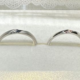 【LEGAN(レガン)の口コミ】 シンプルなデザインですが、3石ダイヤの内の両端は濃いピンクダイヤへグレ…