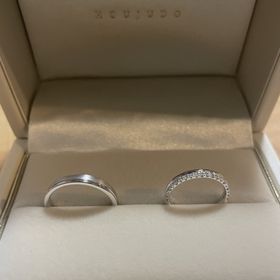 【宝寿堂(ほうじゅどう)の口コミ】 女性のリングはダイヤが半周ほど掘り込まれエレガントな印象。それほどダ…