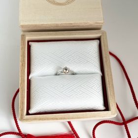 【TOMOE(トモエ)の口コミ】 普段の服装に合わせやすいシンプルなソリティアリングのデザインでありな…