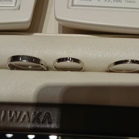 【俄(にわか)の口コミ】 ことほぎはシンプルなストレートタイプの指輪です。甲丸や平打ちなどデザ…