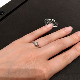 【エクセルコダイヤモンド(EXELCO DIAMOND)の口コミ】 大きなダイヤの周りにメレダイヤがついているデザインが希望でした。私の…