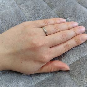 【エクセルコダイヤモンド(EXELCO DIAMOND)の口コミ】 ゆるやかなV字のデザインで、指を綺麗に長く見せてくれます。メレダイヤモ…