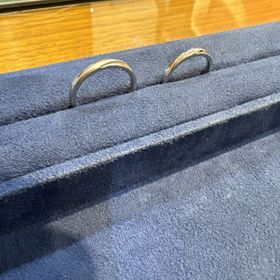 【4℃ BRIDAL(ヨンドシーブライダル)の口コミ】 とてもシンプルでフィットしやすい。
ペアでつけてもおかしくないようなデ…