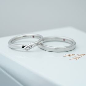 【THREE TREES(スリーツリーズ)の口コミ】 ブイライン 鏡面で綺麗なシルバー
ダイヤは2つ
( 個数・留め方もオーダー…