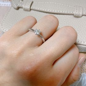 【アイプリモ(I-PRIMO)の口コミ】 可愛らしいデザインで、流行り廃りがないです。
細めの指でも映えるリング…