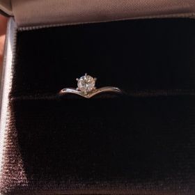 【アイプリモ(I-PRIMO)の口コミ】 V字の指輪が指を長く綺麗に見せてくれます。
大人可愛いデザインで、ダイ…