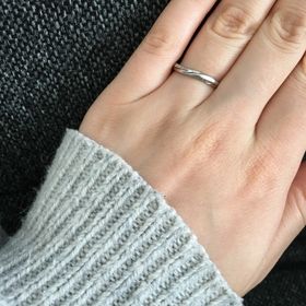 【銀座ダイヤモンドシライシの口コミ】 ウェーブラインでダイヤの付いている位置がとても気に入りました。仕事上…